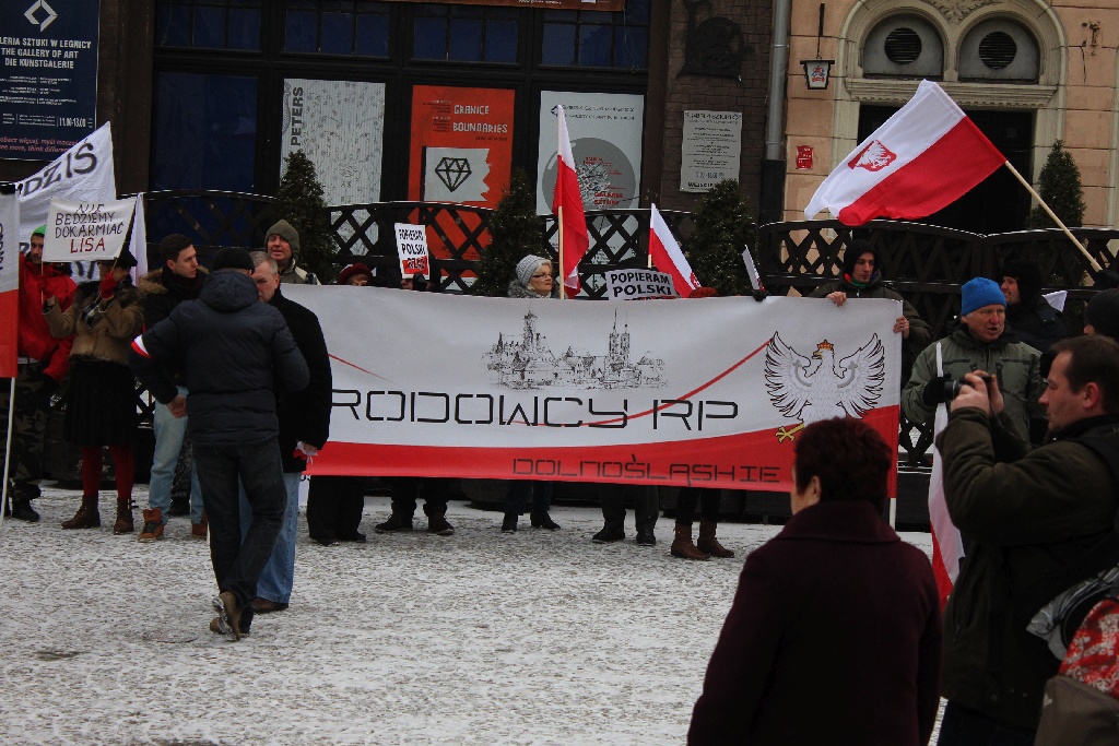 Dwie manifestacje w centrum Legnicy. Jedna za, druga przeciw