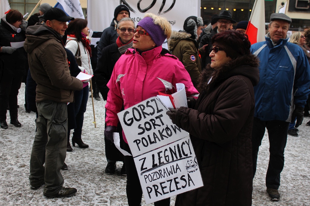 Dwie manifestacje w centrum Legnicy. Jedna za, druga przeciw