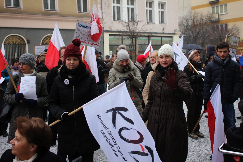 Dwie manifestacje w centrum Legnicy. Jedna za, druga przeciw
