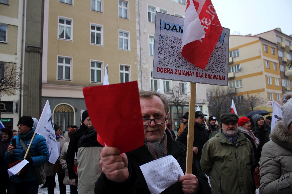 Dwie manifestacje w centrum Legnicy. Jedna za, druga przeciw