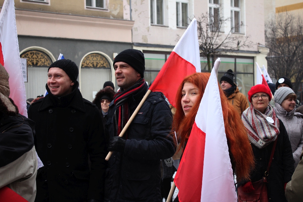 Dwie manifestacje w centrum Legnicy. Jedna za, druga przeciw