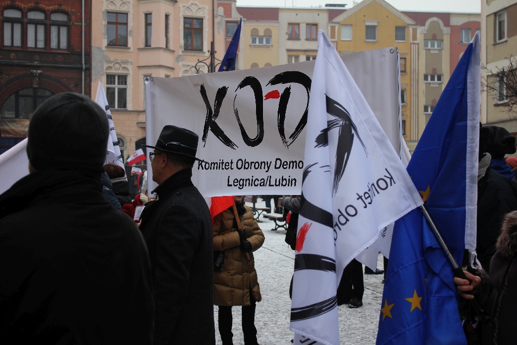 Dwie manifestacje w centrum Legnicy. Jedna za, druga przeciw