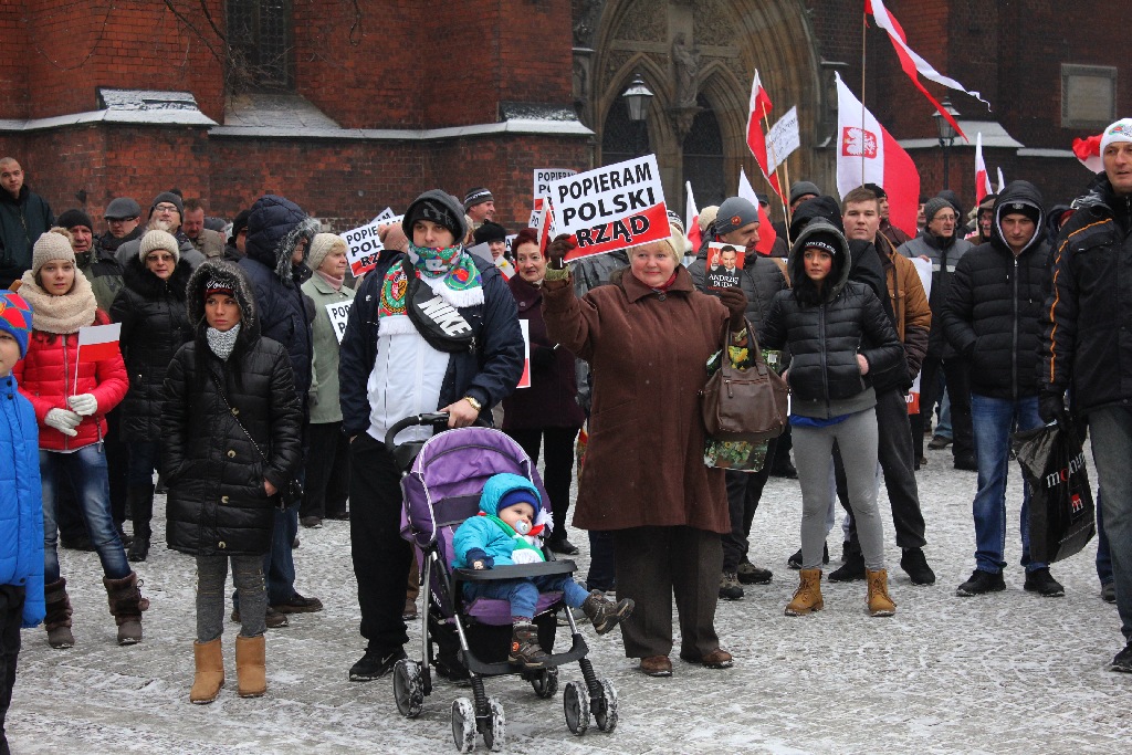 Dwie manifestacje w centrum Legnicy. Jedna za, druga przeciw