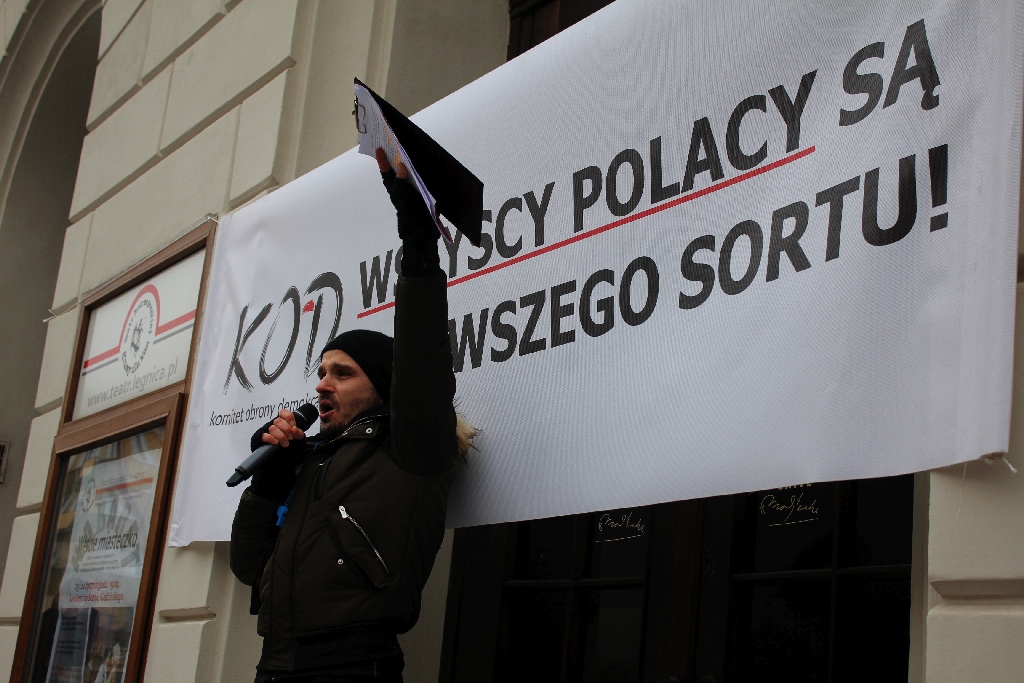 Dwie manifestacje w centrum Legnicy. Jedna za, druga przeciw
