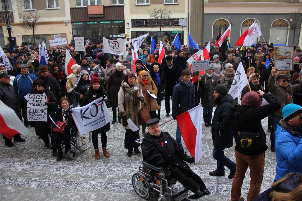 Dwie manifestacje w centrum Legnicy. Jedna za, druga przeciw