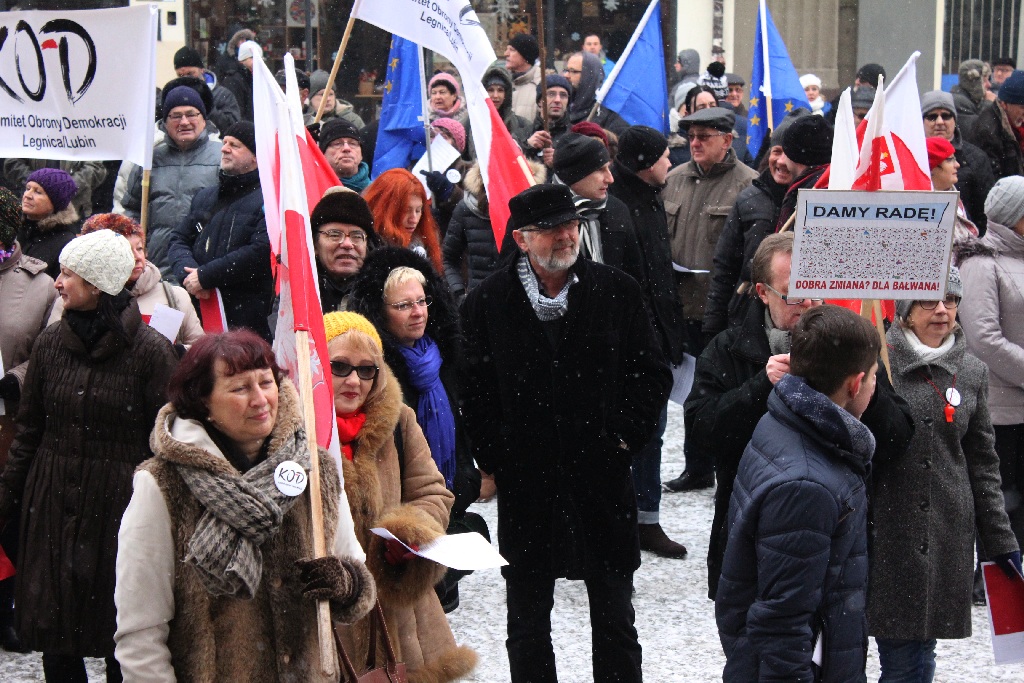 Dwie manifestacje w centrum Legnicy. Jedna za, druga przeciw