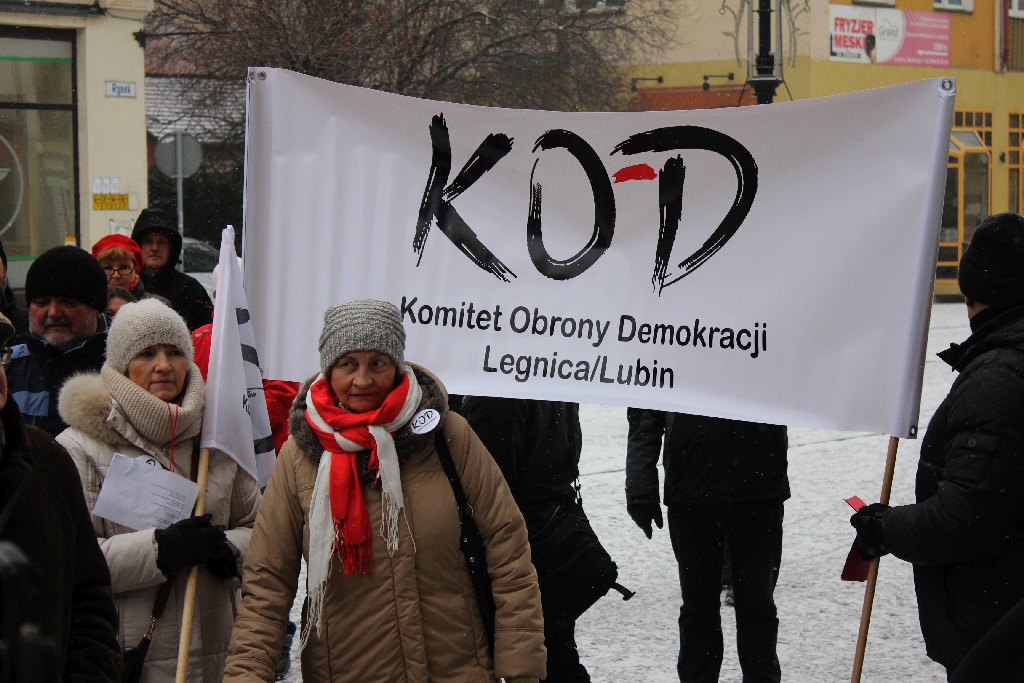 Dwie manifestacje w centrum Legnicy. Jedna za, druga przeciw