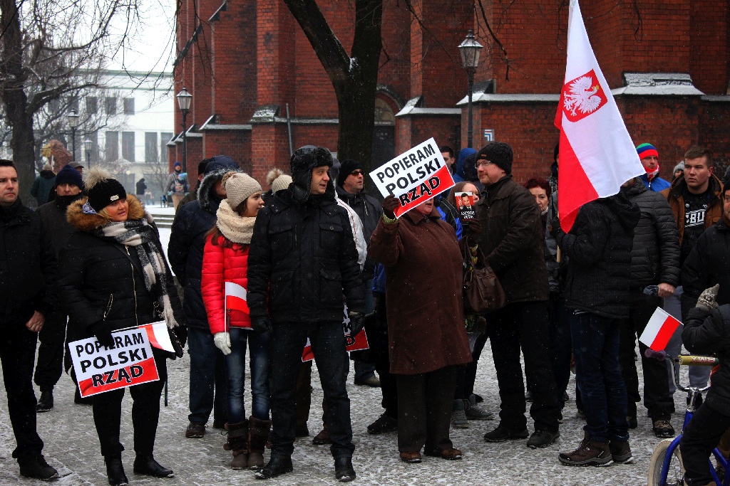 Dwie manifestacje w centrum Legnicy. Jedna za, druga przeciw
