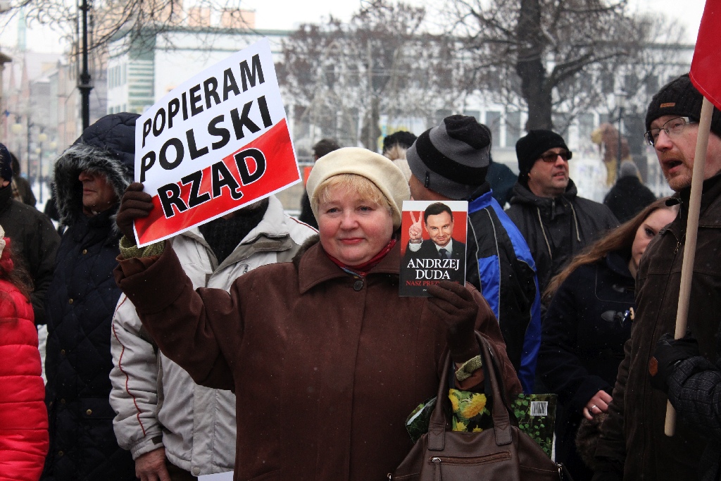 Dwie manifestacje w centrum Legnicy. Jedna za, druga przeciw