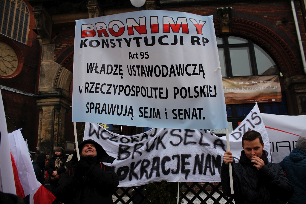 Dwie manifestacje w centrum Legnicy. Jedna za, druga przeciw