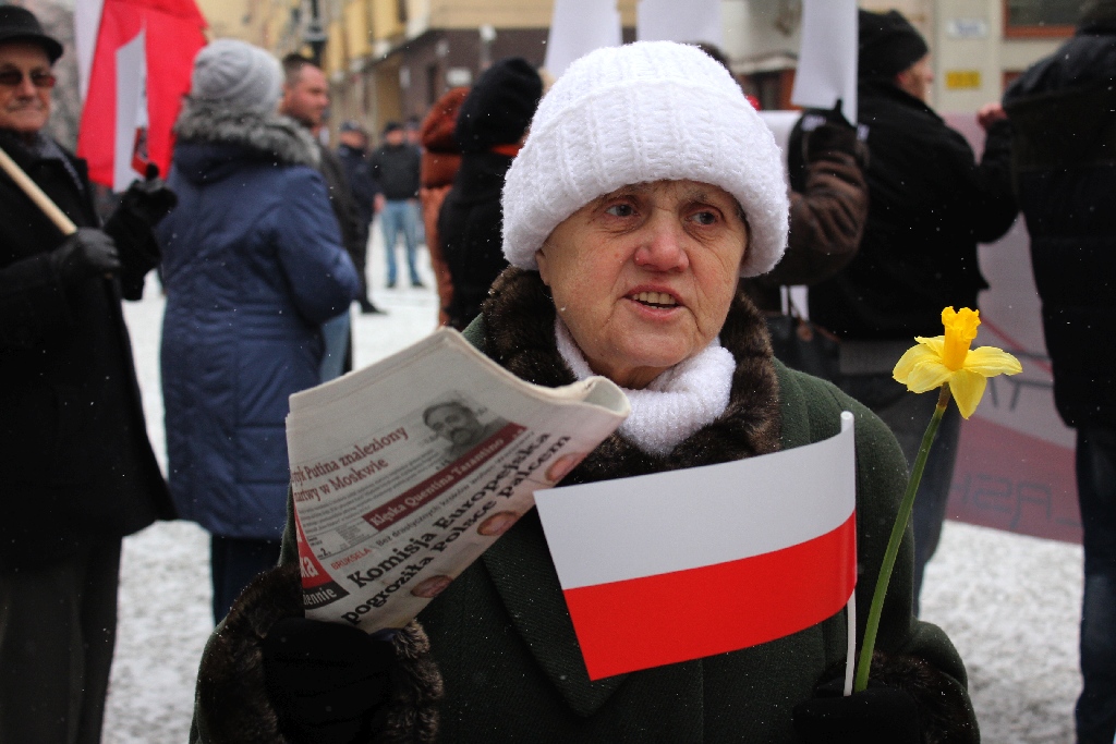 Dwie manifestacje w centrum Legnicy. Jedna za, druga przeciw