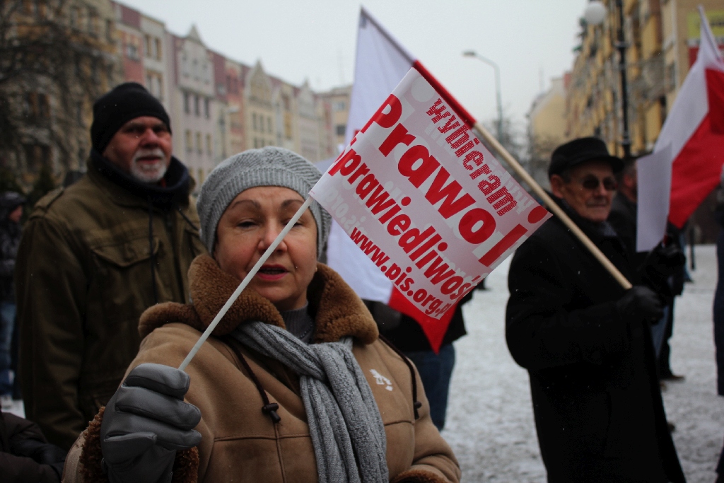 Dwie manifestacje w centrum Legnicy. Jedna za, druga przeciw