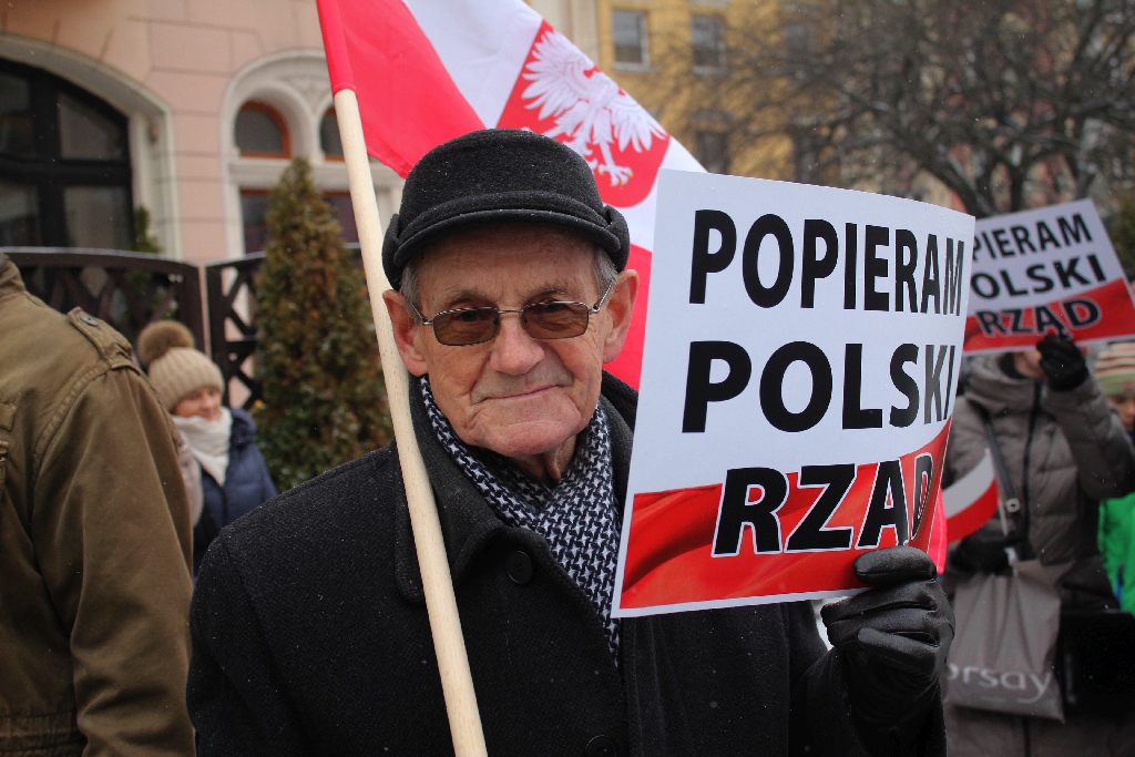 Dwie manifestacje w centrum Legnicy. Jedna za, druga przeciw