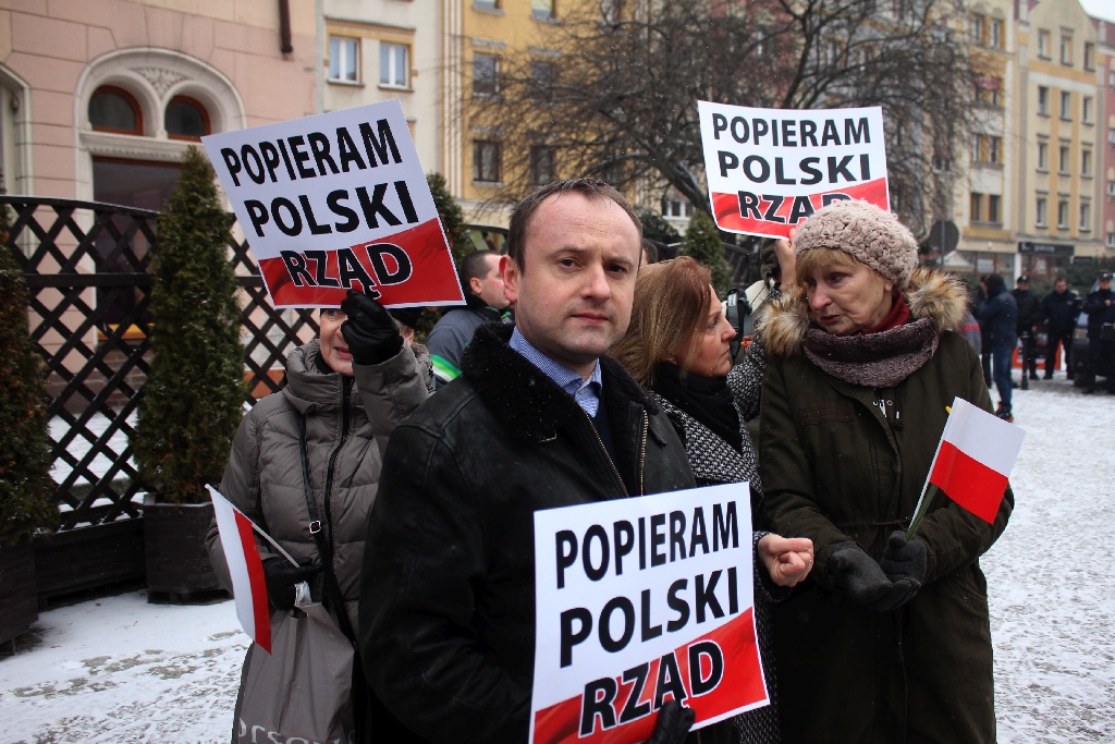 Dwie manifestacje w centrum Legnicy. Jedna za, druga przeciw