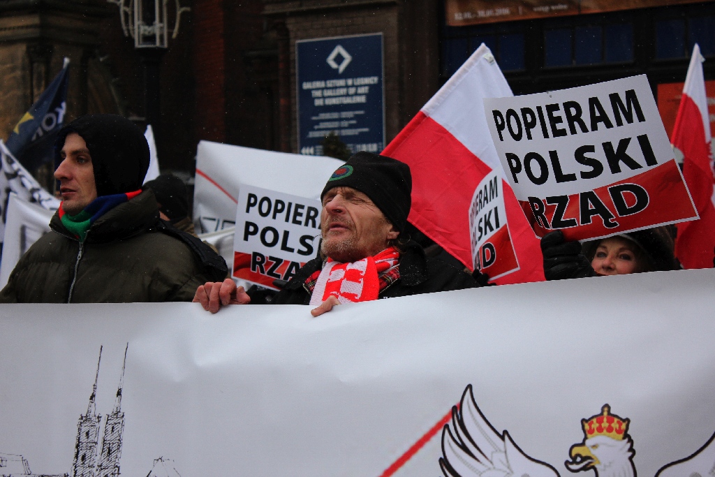 Dwie manifestacje w centrum Legnicy. Jedna za, druga przeciw