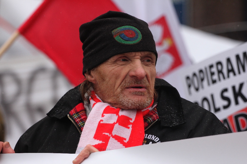 Dwie manifestacje w centrum Legnicy. Jedna za, druga przeciw