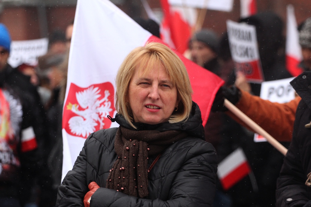 Dwie manifestacje w centrum Legnicy. Jedna za, druga przeciw