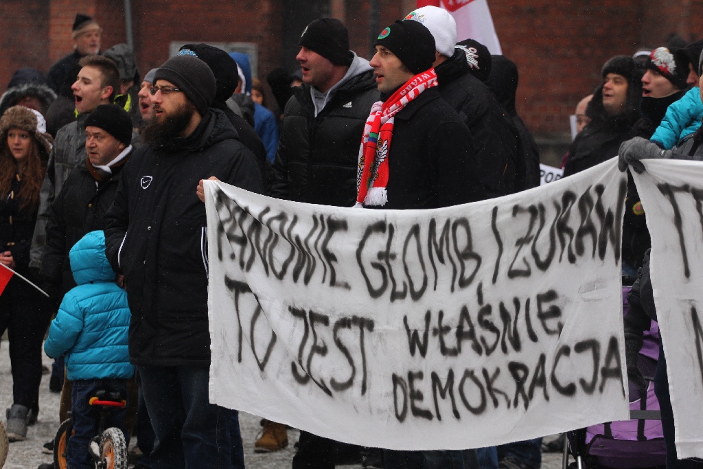 Dwie manifestacje w centrum Legnicy. Jedna za, druga przeciw