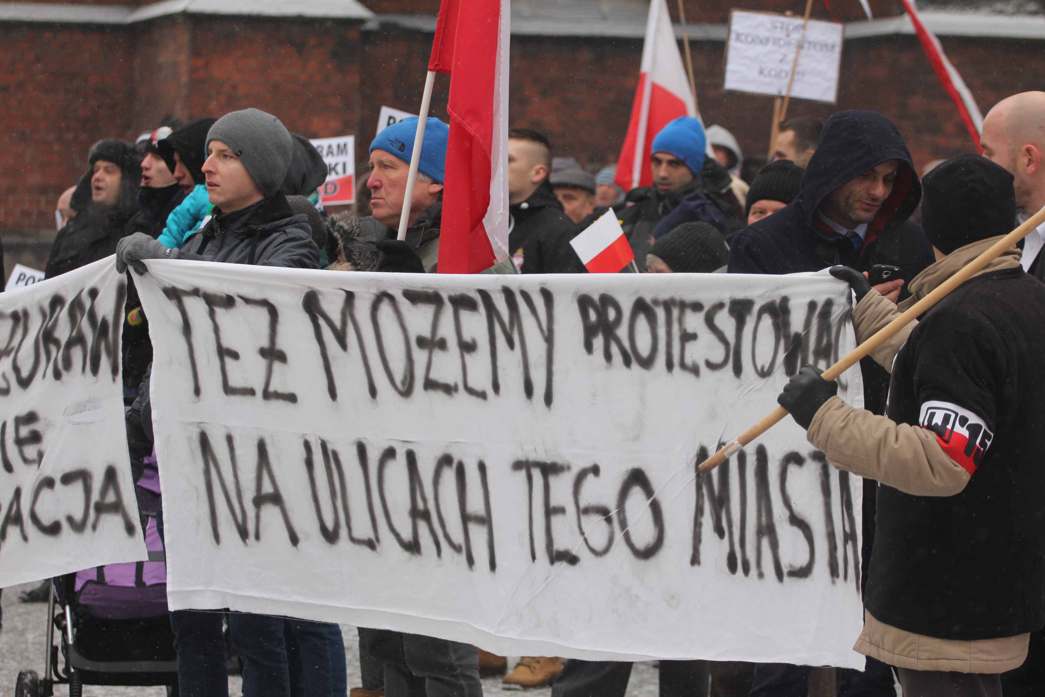 Dwie manifestacje w centrum Legnicy. Jedna za, druga przeciw