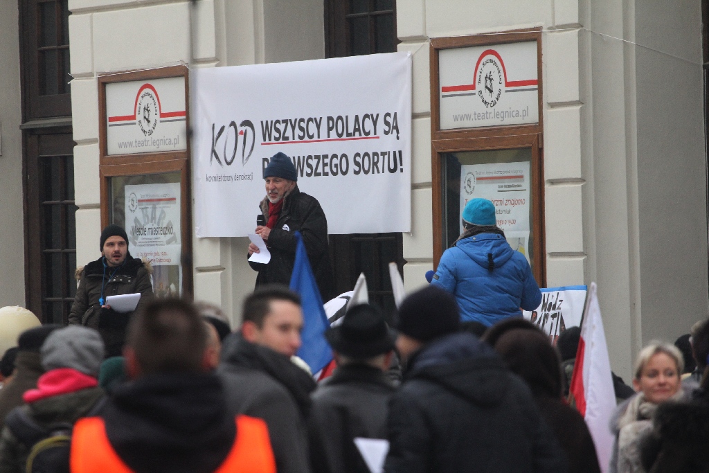 Dwie manifestacje w centrum Legnicy. Jedna za, druga przeciw