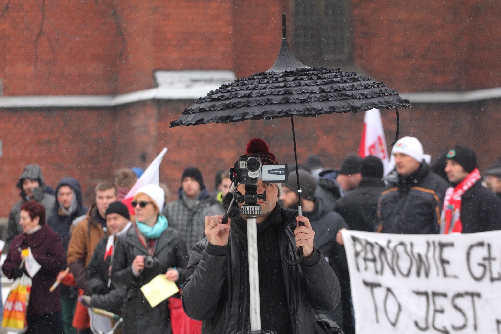 Dwie manifestacje w centrum Legnicy. Jedna za, druga przeciw