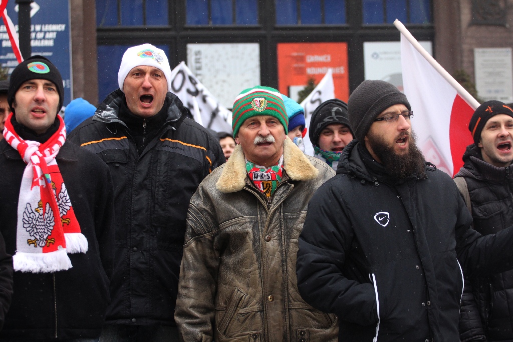 Dwie manifestacje w centrum Legnicy. Jedna za, druga przeciw