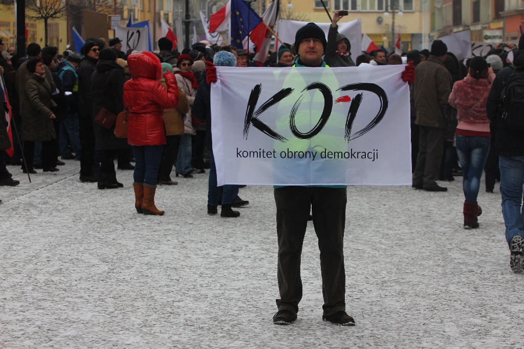 Dwie manifestacje w centrum Legnicy. Jedna za, druga przeciw