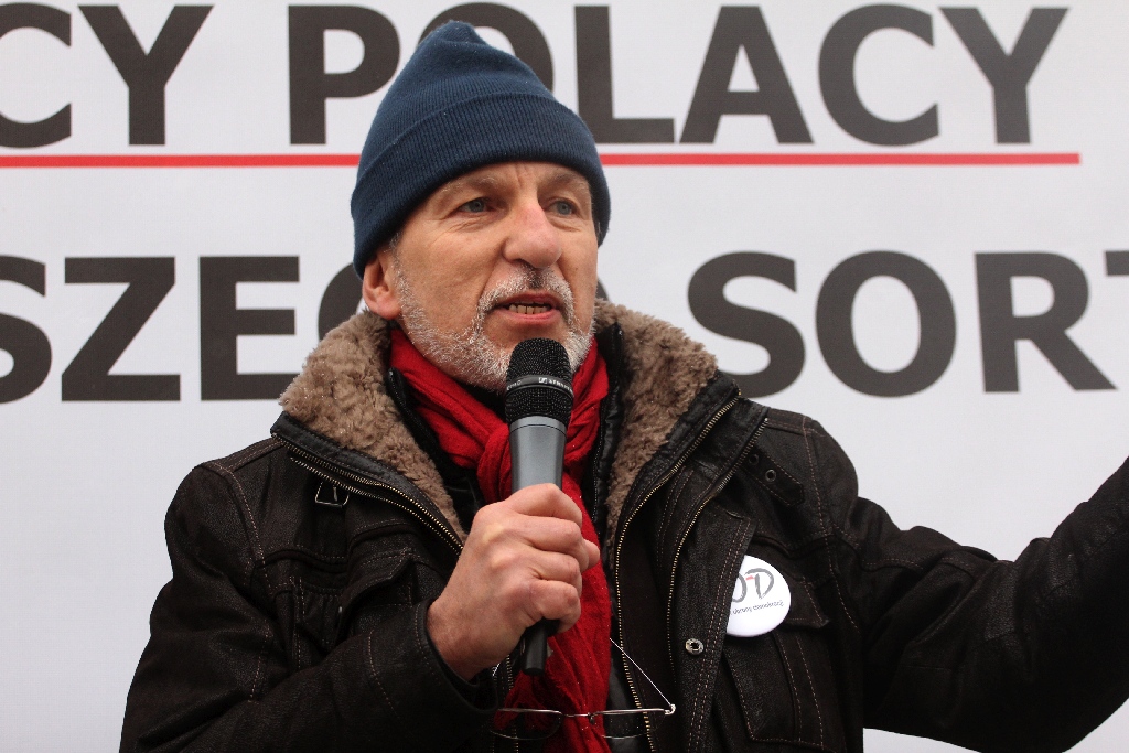 Dwie manifestacje w centrum Legnicy. Jedna za, druga przeciw