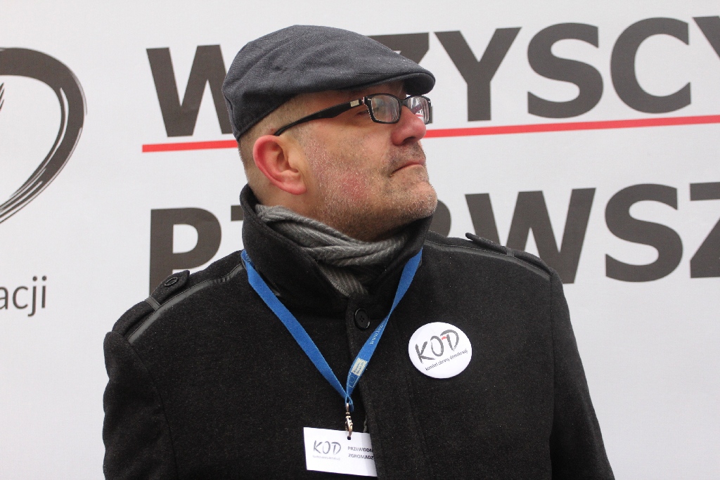 Dwie manifestacje w centrum Legnicy. Jedna za, druga przeciw