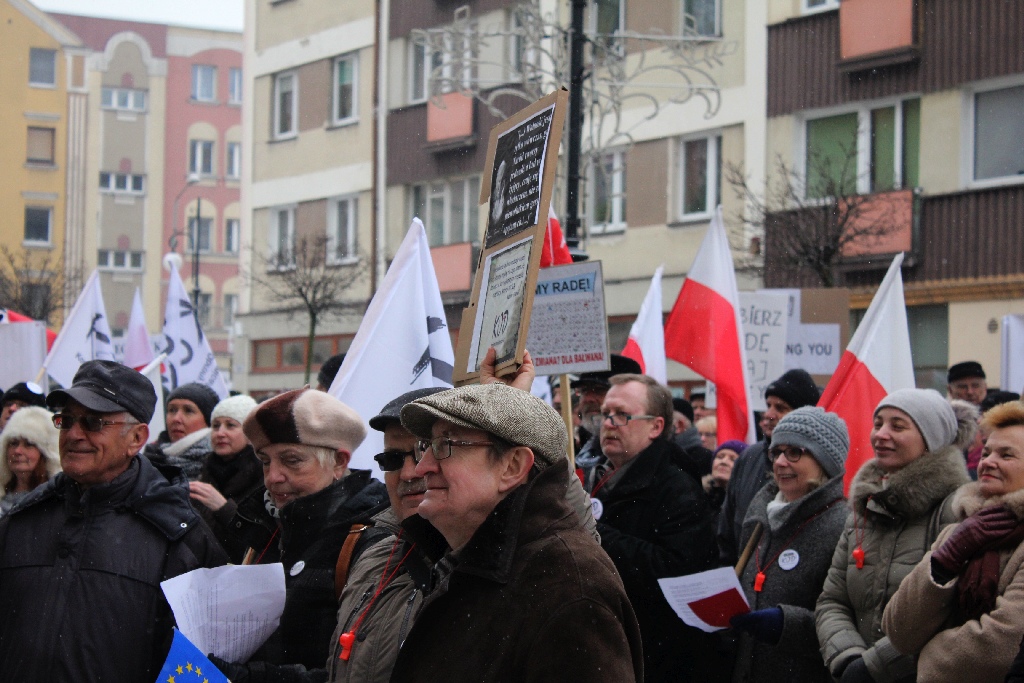 Dwie manifestacje w centrum Legnicy. Jedna za, druga przeciw