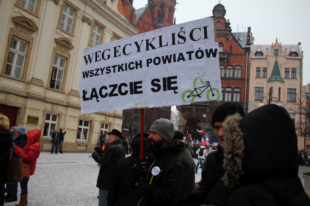 Dwie manifestacje w centrum Legnicy. Jedna za, druga przeciw