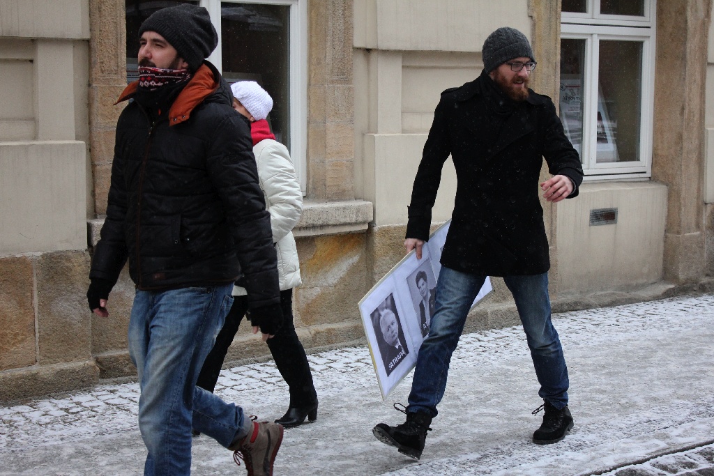 Dwie manifestacje w centrum Legnicy. Jedna za, druga przeciw