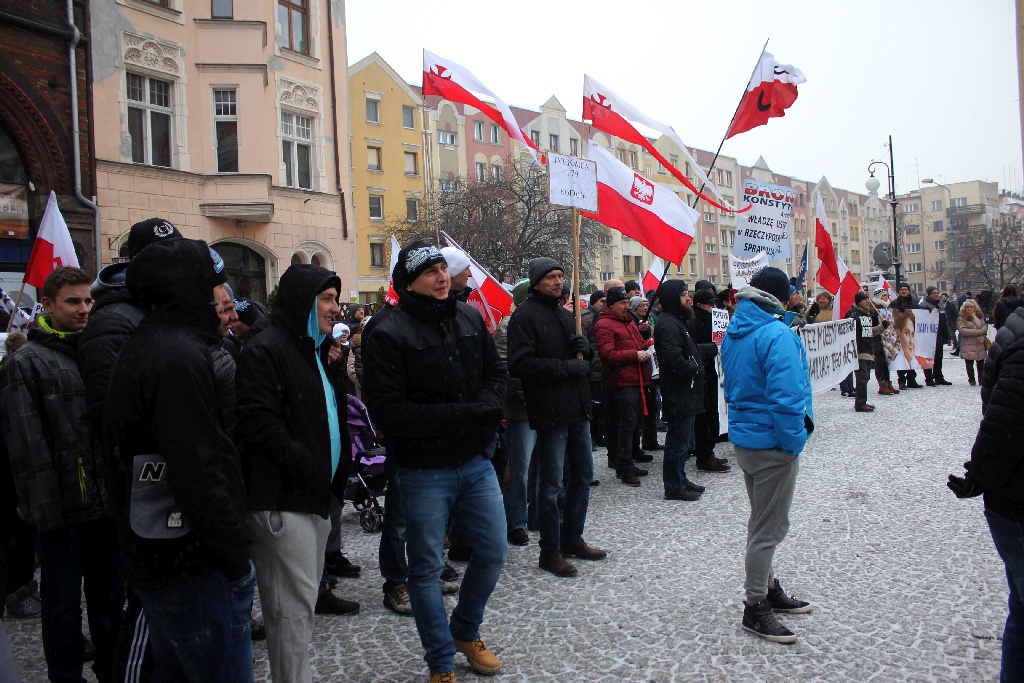 Dwie manifestacje w centrum Legnicy. Jedna za, druga przeciw