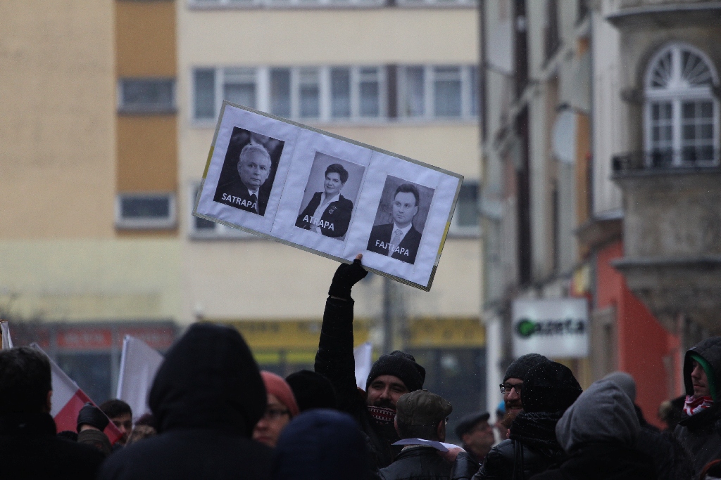 Dwie manifestacje w centrum Legnicy. Jedna za, druga przeciw