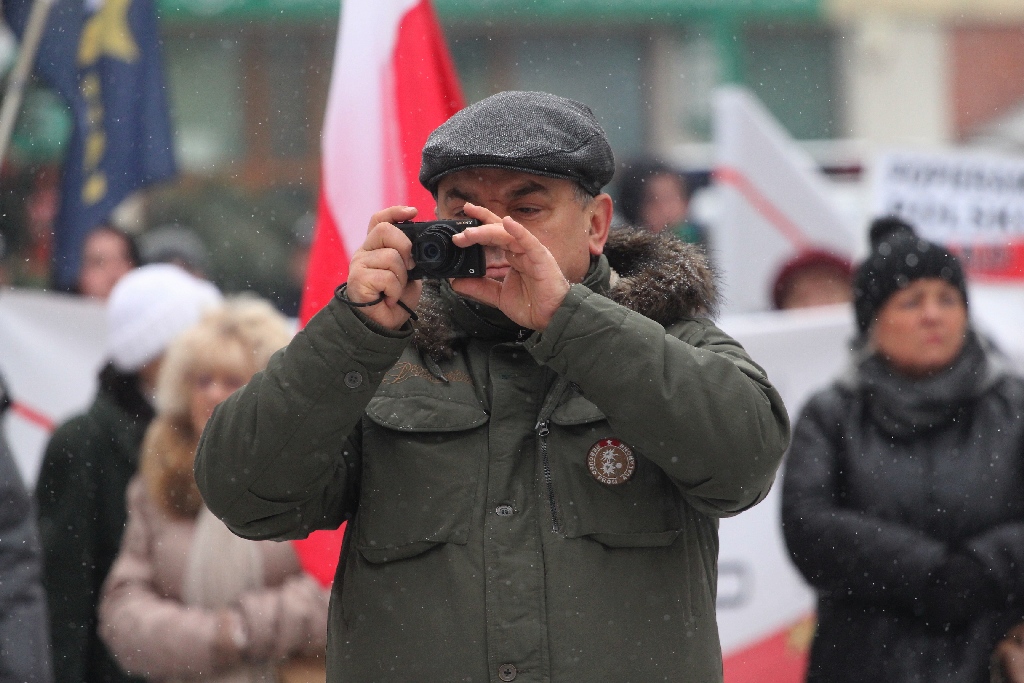 Dwie manifestacje w centrum Legnicy. Jedna za, druga przeciw
