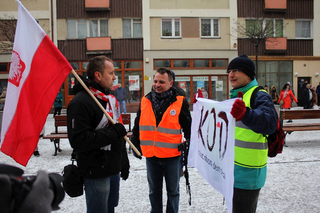 Dwie manifestacje w centrum Legnicy. Jedna za, druga przeciw