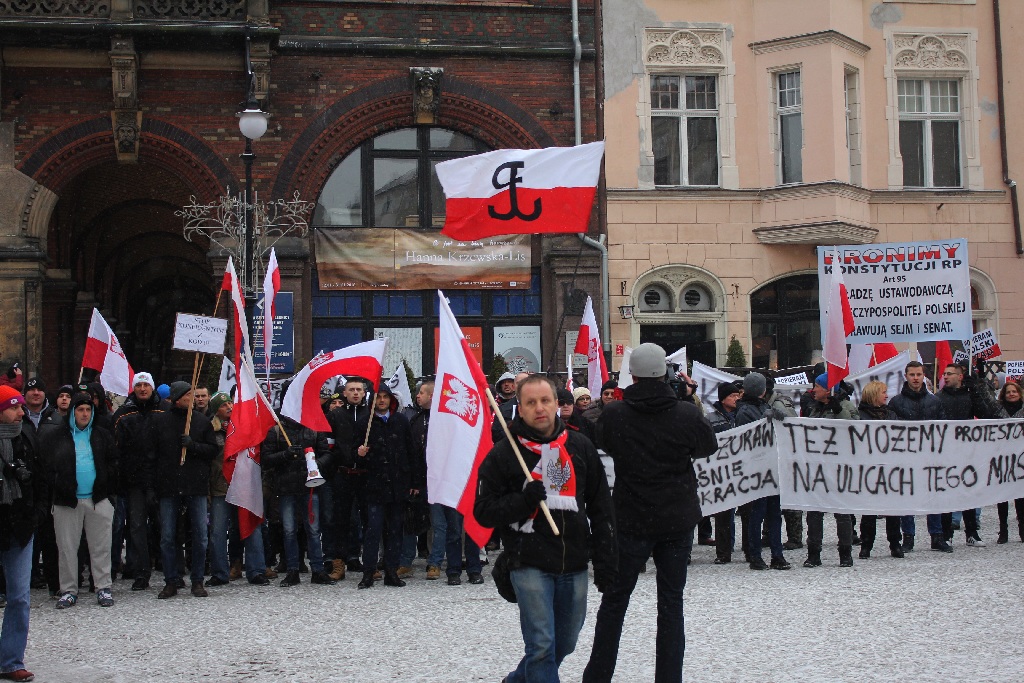 Dwie manifestacje w centrum Legnicy. Jedna za, druga przeciw