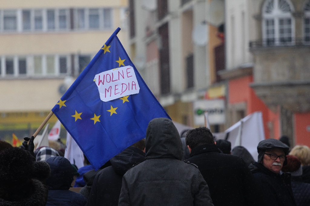 Dwie manifestacje w centrum Legnicy. Jedna za, druga przeciw