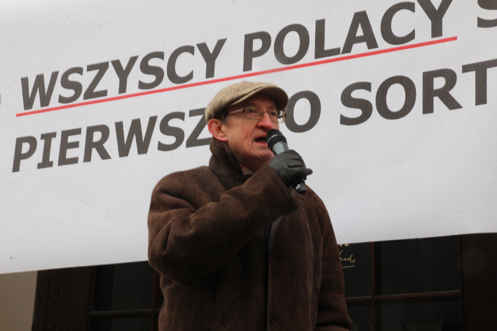 Dwie manifestacje w centrum Legnicy. Jedna za, druga przeciw