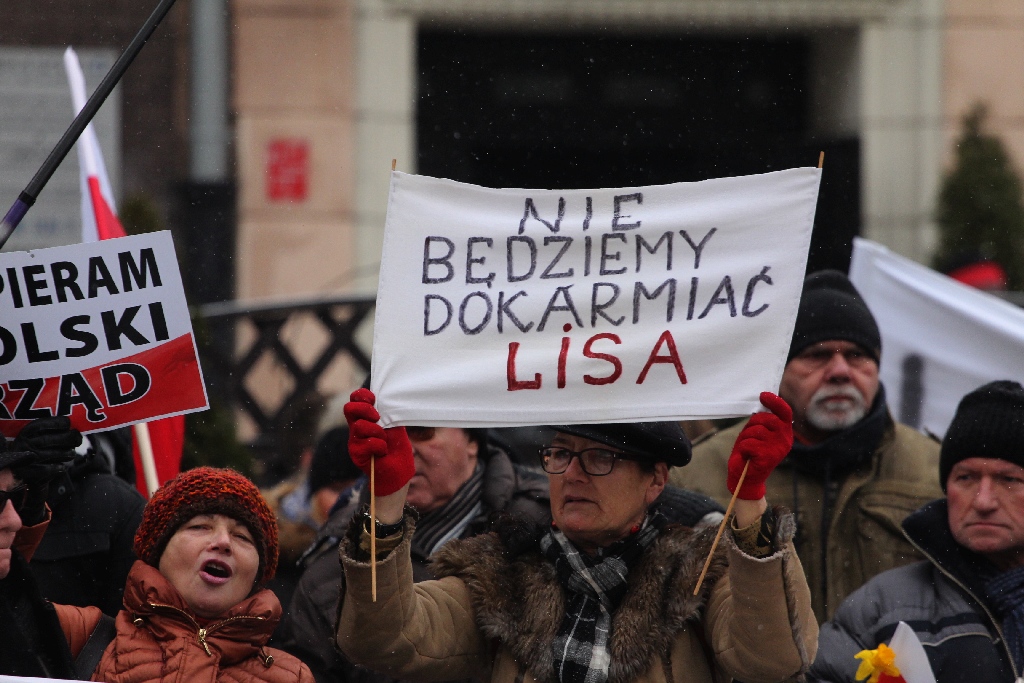 Dwie manifestacje w centrum Legnicy. Jedna za, druga przeciw