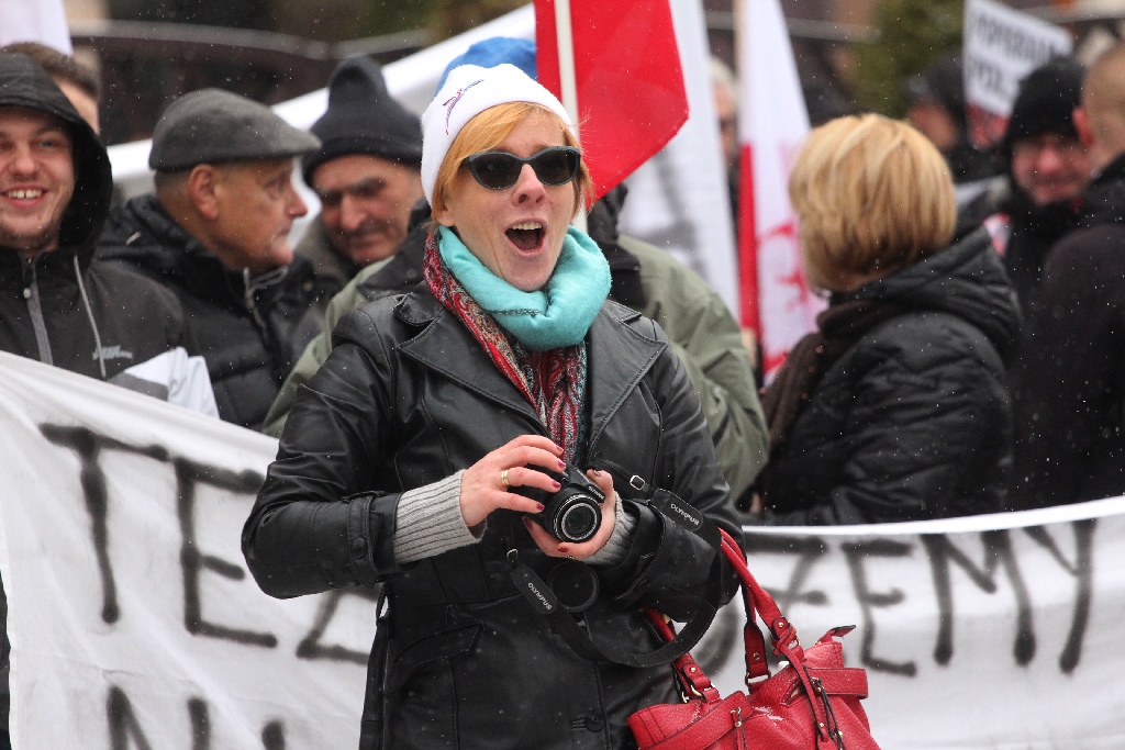 Dwie manifestacje w centrum Legnicy. Jedna za, druga przeciw