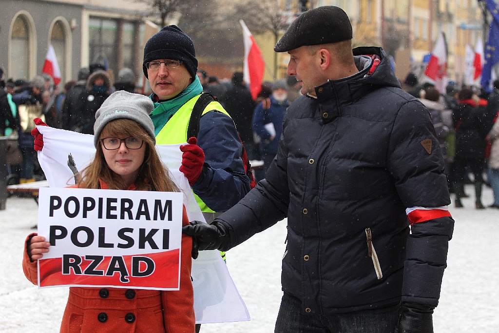 Dwie manifestacje w centrum Legnicy. Jedna za, druga przeciw