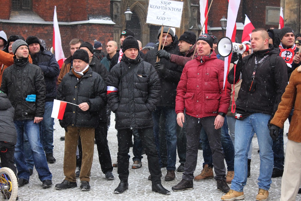 Dwie manifestacje w centrum Legnicy. Jedna za, druga przeciw