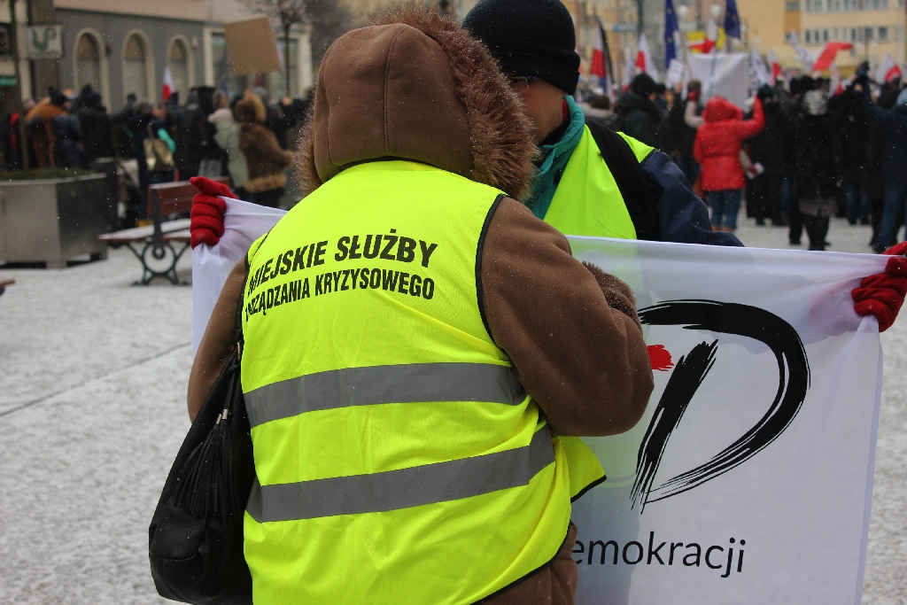 Dwie manifestacje w centrum Legnicy. Jedna za, druga przeciw
