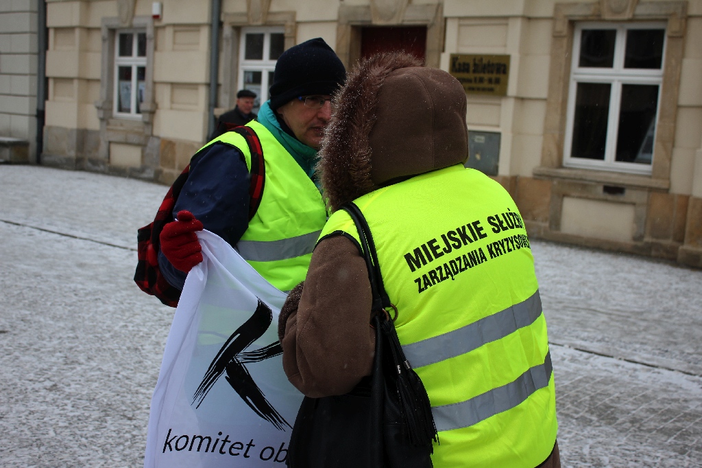 Dwie manifestacje w centrum Legnicy. Jedna za, druga przeciw
