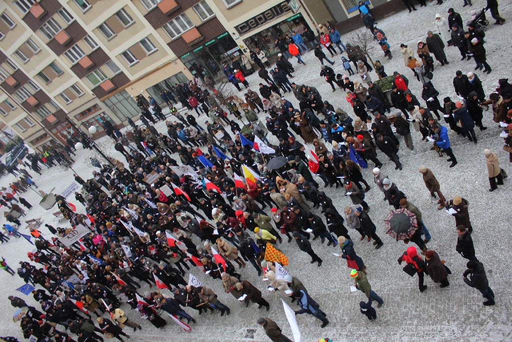 Dwie manifestacje w centrum Legnicy. Jedna za, druga przeciw