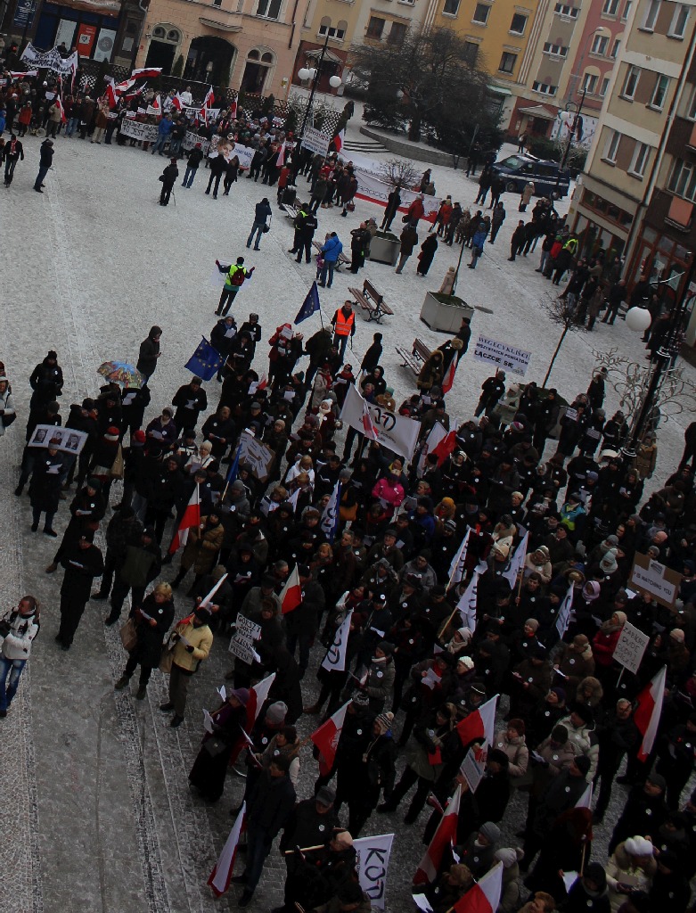 Dwie manifestacje w centrum Legnicy. Jedna za, druga przeciw