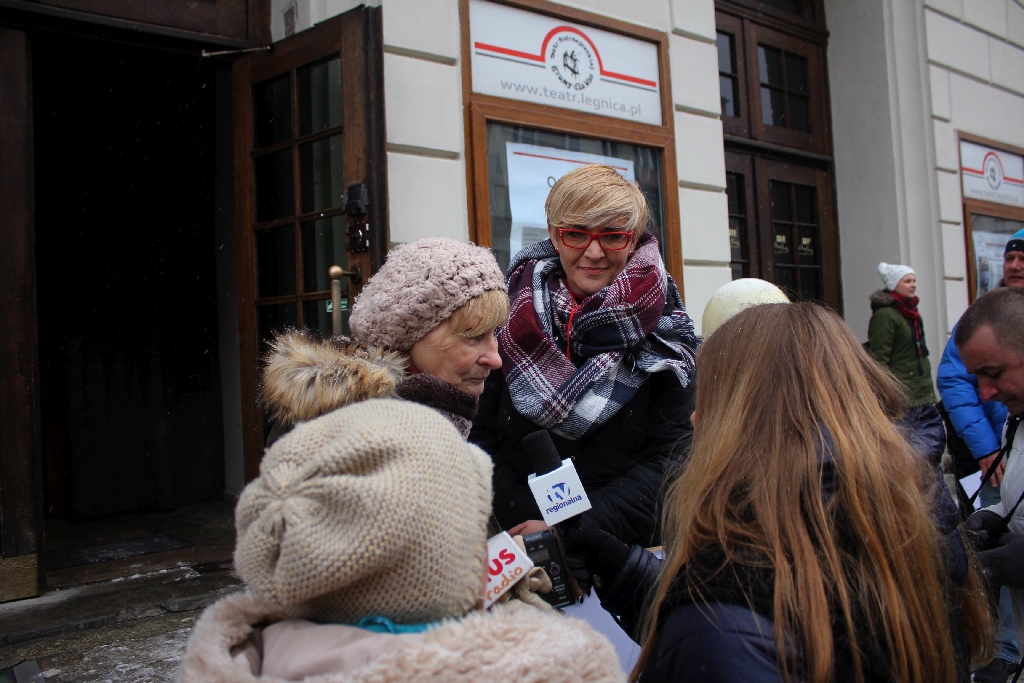Dwie manifestacje w centrum Legnicy. Jedna za, druga przeciw