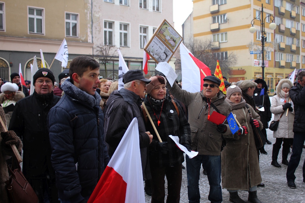 Dwie manifestacje w centrum Legnicy. Jedna za, druga przeciw