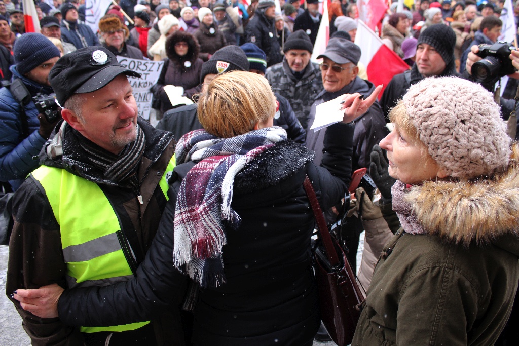Dwie manifestacje w centrum Legnicy. Jedna za, druga przeciw